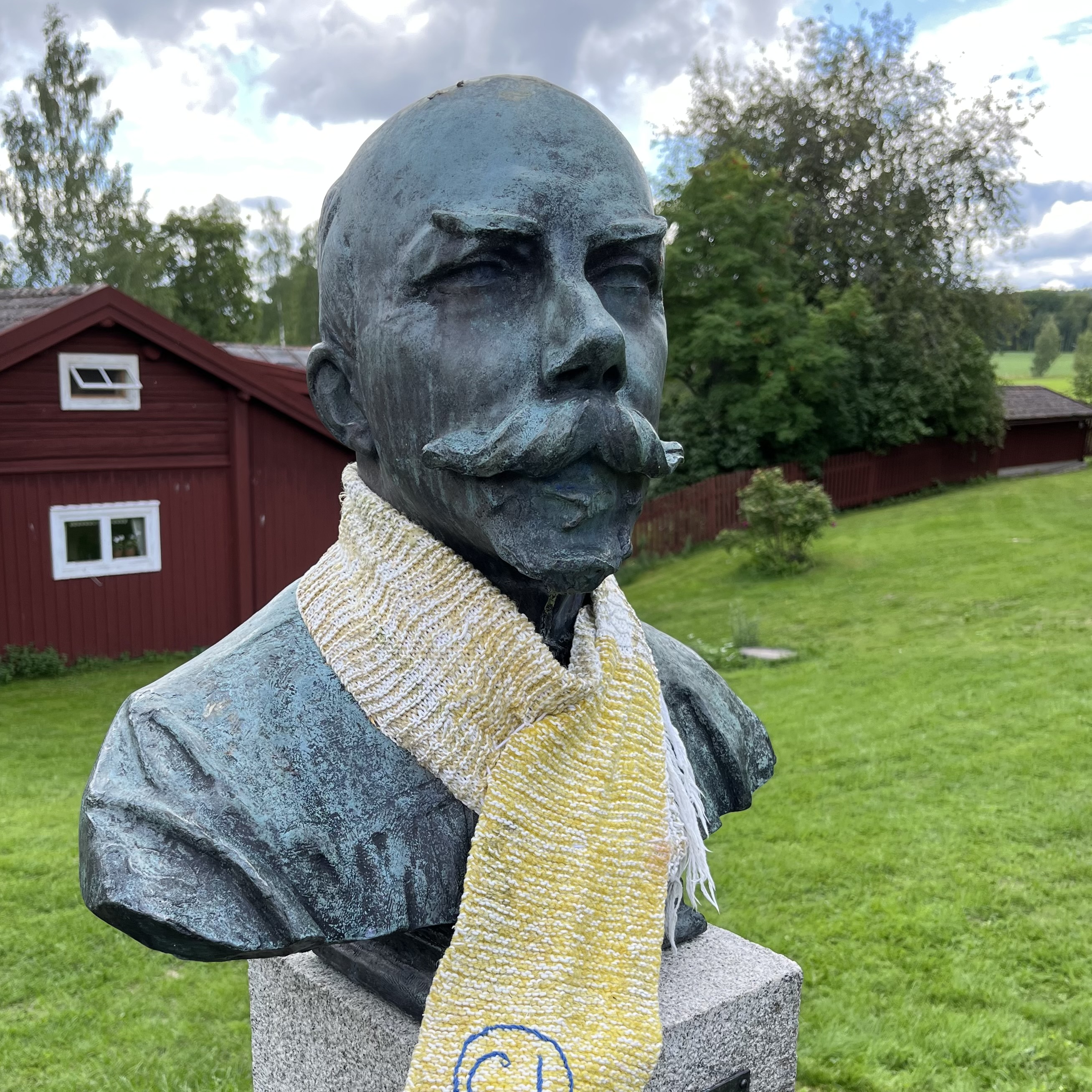 A small statue of Carl Larsson's head